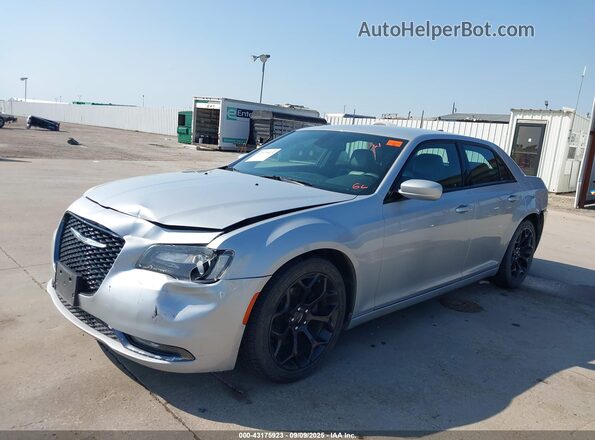 2C3CCABG0LH131406 2020 CHRYSLER 300 Silver წინა მარცხენა ხედი სამი მეოთხედიდან