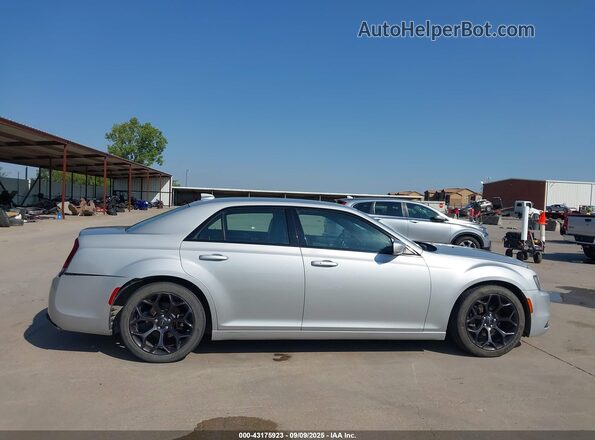 2C3CCABG0LH131406 2020 CHRYSLER 300 Silver უკანა სალონის ხედი