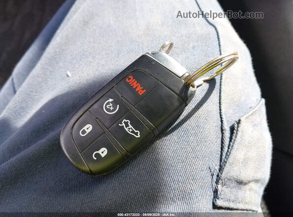 2C3CCABG4PH644535 2023 CHRYSLER 300 Бордовый Вид панели приборов