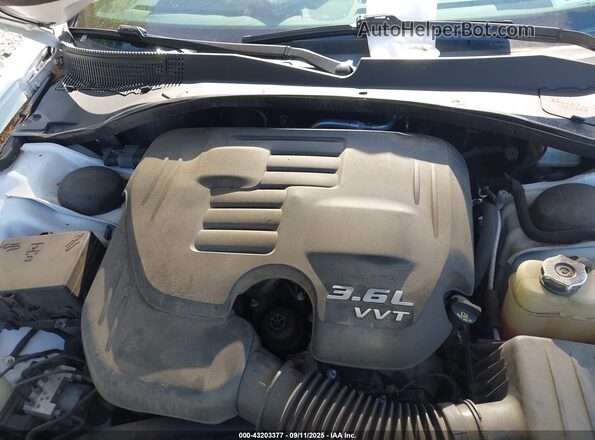 2C3CCABG8LH145764 2020 CHRYSLER 300 White Widok z tyłu