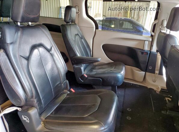 2C4RC1BG0LR280270 2020 CHRYSLER PACIFICA Burgundy Rear interior view