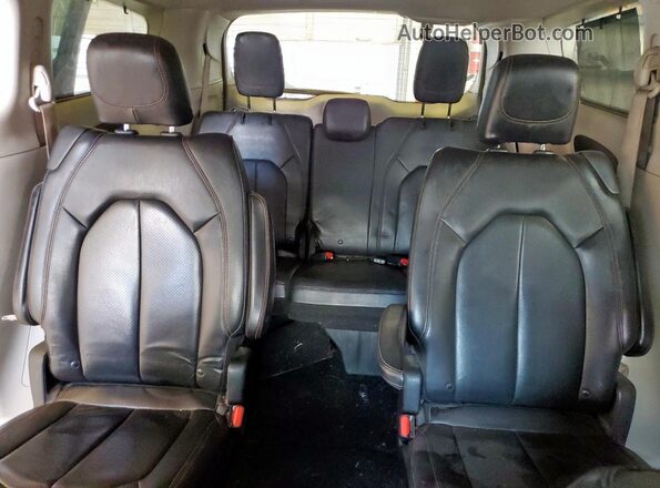 2C4RC1BG0LR280270 2020 CHRYSLER PACIFICA Burgundy Rear seats view