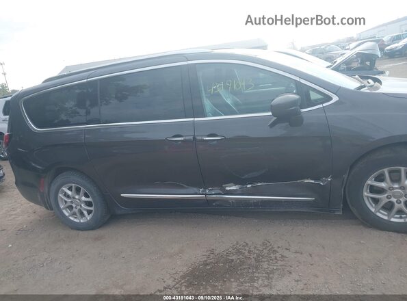 2C4RC1BG1LR284232 2020 CHRYSLER PACIFICA Gray Rear interior view