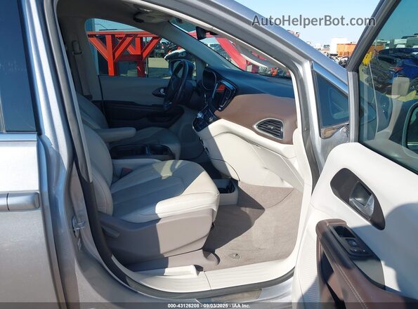 2C4RC1BG2LR192174 2020 CHRYSLER PACIFICA Silver Вид салону спереду