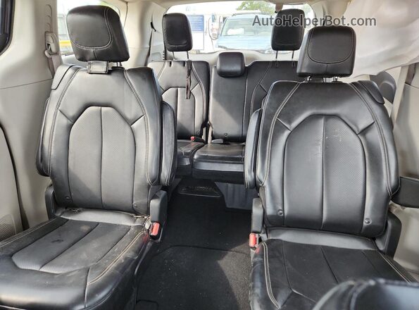 2C4RC1DG0LR195779 2020 CHRYSLER VOYAGER Gray Rear seats view