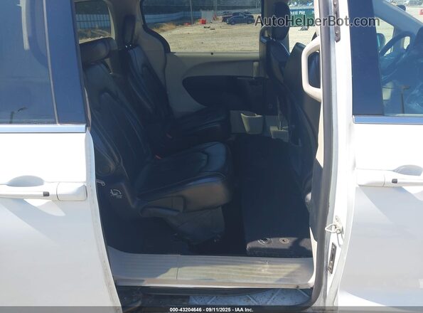 2C4RC1DG5LR157836 2020 CHRYSLER VOYAGER White Widok naklejki z numerem VIN