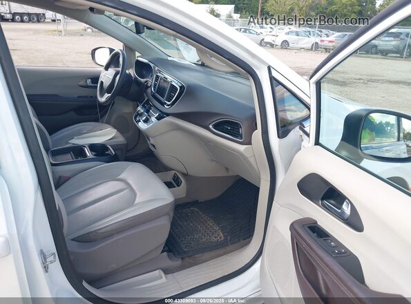 2C4RC1DG8LR163484 2020 CHRYSLER VOYAGER White Вид салону спереду