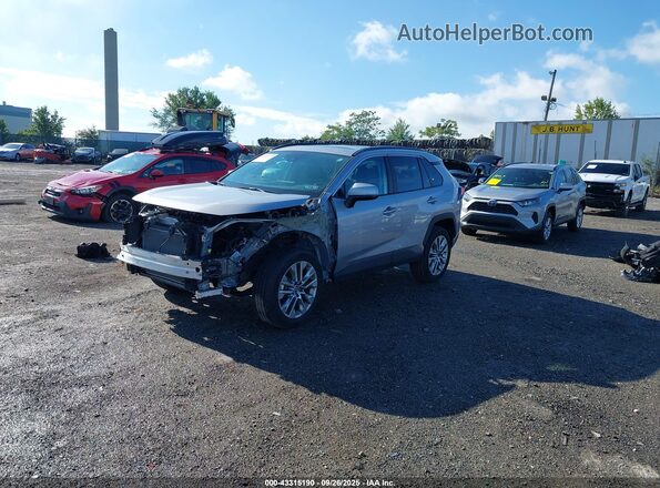2T3A1RFV7RC471436 2024 TOYOTA LE Silver Vista tres cuartos delantera izquierda