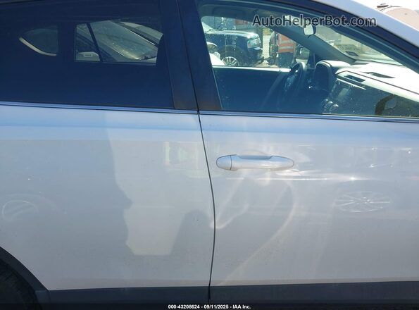 2T3BFREV6JW766120 2018 TOYOTA LE White Вид задньої частини салону