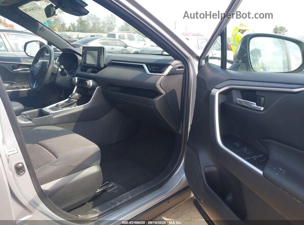 2T3T6RFV1NW030601 2022 TOYOTA RAV4 HYBRID Silver Widok wnętrza z przodu