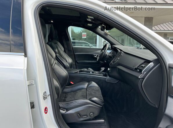 YV4A22PMXJ1205174 2018 VOLVO XC90 White 