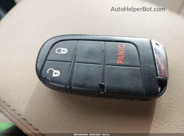 3C4NJCABXLT169440 2020 JEEP COMPASS Красный Вид панели приборов