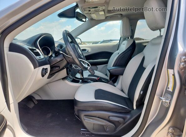 3C4NJCBB0KT614684 2019 JEEP COMPASS Silver Widok wnętrza z przodu