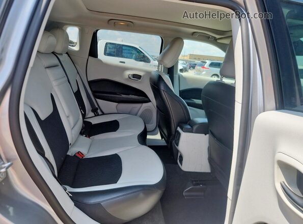 3C4NJCBB0KT614684 2019 JEEP COMPASS Silver Widok wnętrza z tyłu