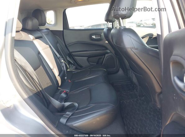 3C4NJCBB5HT647768 2017 JEEP NEW COMPASS Silver 