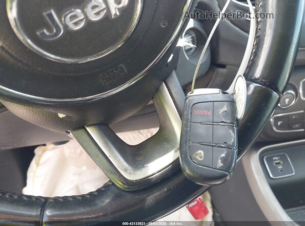 3C4NJCBB9LT205990 2020 JEEP COMPASS Gray Widok deski rozdzielczej