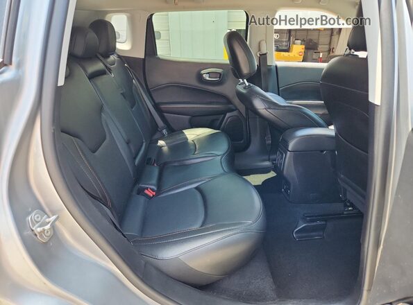 3C4NJCCB2LT187511 2020 JEEP COMPASS Gray Вид задньої частини салону