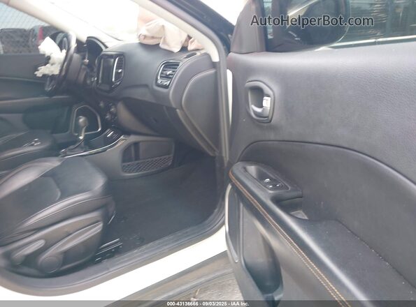 3C4NJCCB8LT176495 2020 JEEP COMPASS Белый Вид салона спереди