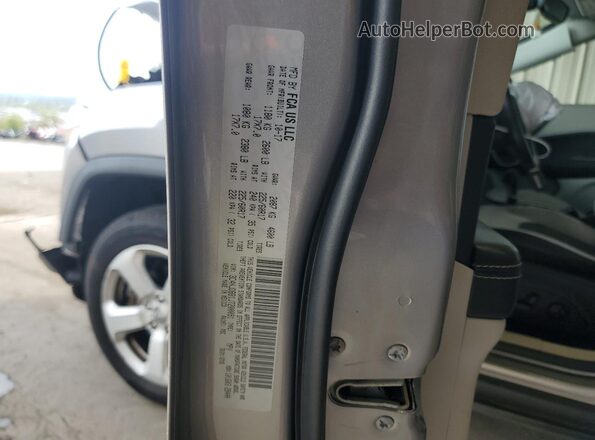 3C4NJDBB1JT200091 2018 JEEP COMPASS Silver 