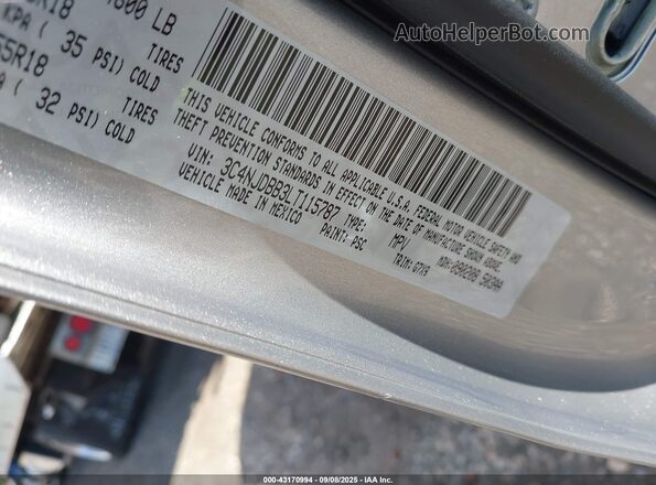 3C4NJDBB3LT115787 2020 JEEP COMPASS Silver Widok komory silnika