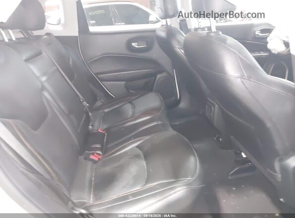 3C4NJDCB0LT154061 2020 JEEP COMPASS White VIN կոդի պիտակի տեսք