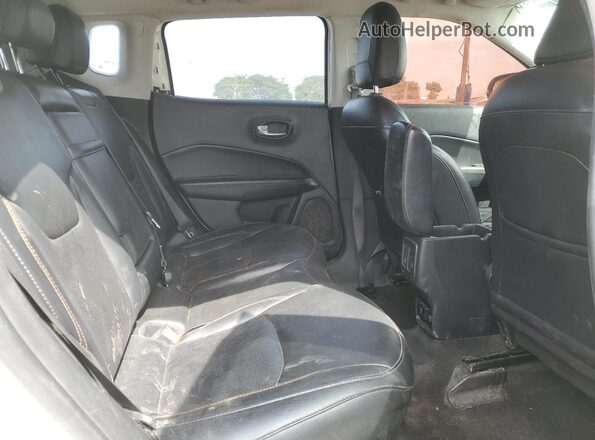 3C4NJDCB2KT653667 2019 JEEP COMPASS White Вид задньої частини салону