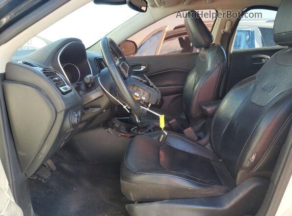 3C4NJDCB2KT653667 2019 JEEP COMPASS White Вид салону спереду