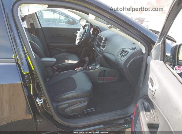 3C4NJDDB6LT138770 2020 JEEP COMPASS Black Вид салону спереду