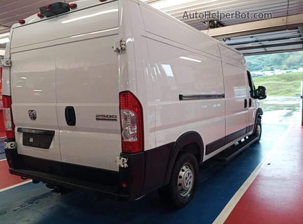 3C6LRVDG9PE518429 2023 RAM PROMASTER 2500 White Front interior view