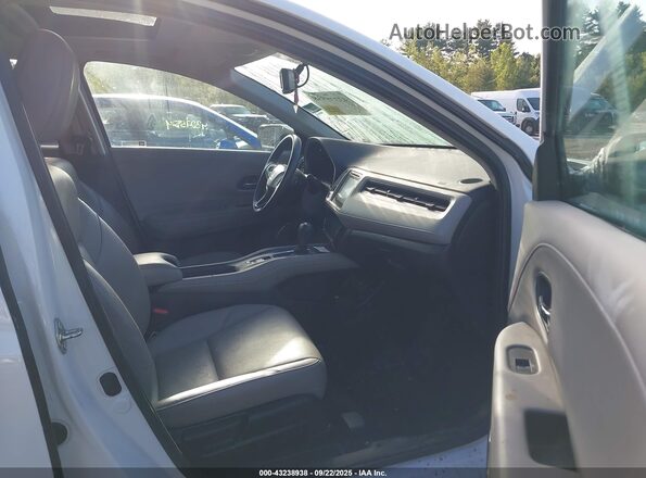3CZRU6H79HM711182 2017 HONDA HR-V White Front interior view
