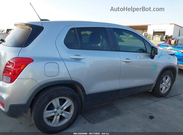 3GNCJKSB5LL184693 2020 CHEVROLET TRAX Silver Widok wnętrza z tyłu