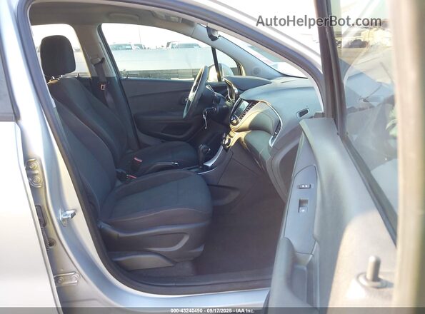 3GNCJKSB5LL184693 2020 CHEVROLET TRAX Silver Widok wnętrza z przodu