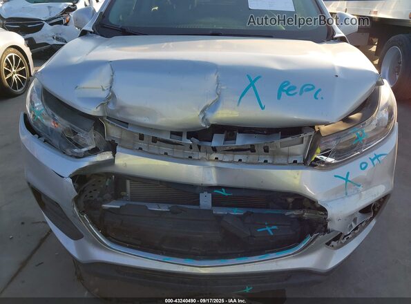 3GNCJKSB5LL184693 2020 CHEVROLET TRAX Silver Widok z przodu