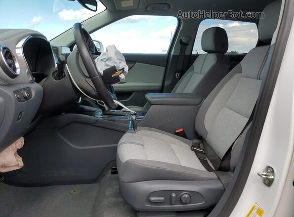3GNKBCRS7LS677060 2020 CHEVROLET BLAZER Белый Вид салона спереди