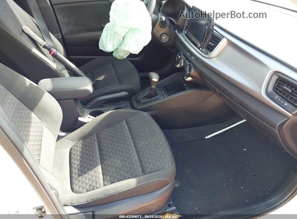 3KPA24AD3ME387874 2021 KIA RIO Белый Вид салона спереди