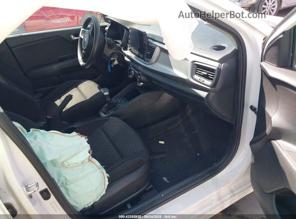 3KPA24AD7ME393726 2021 KIA RIO Белый Вид салона спереди