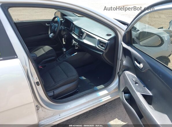 3KPA24AD8LE358773 2020 KIA RIO Серебряный Вид салона спереди