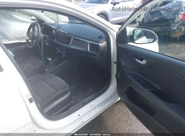 3KPA24AD9LE320095 2020 KIA RIO Белый Вид салона спереди