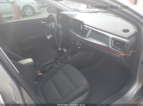 3KPA25AD7PE588901 2023 KIA RIO 5-DOOR Gray Widok wnętrza z przodu