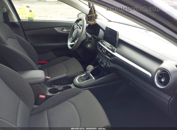 3KPF24AD2NE459185 2022 KIA FORTE Black Front interior view
