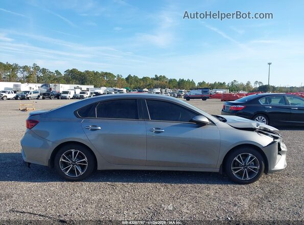 3KPF24AD4NE472231 2022 KIA FORTE Gray Rear interior view