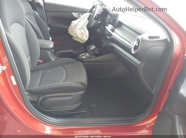 3KPF24AD5PE650716 2023 KIA FORTE Burgundy Widok wnętrza z przodu