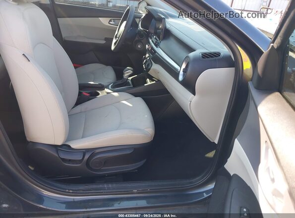 3KPF24AD5PE658153 2023 KIA FORTE Gray Widok wnętrza z przodu