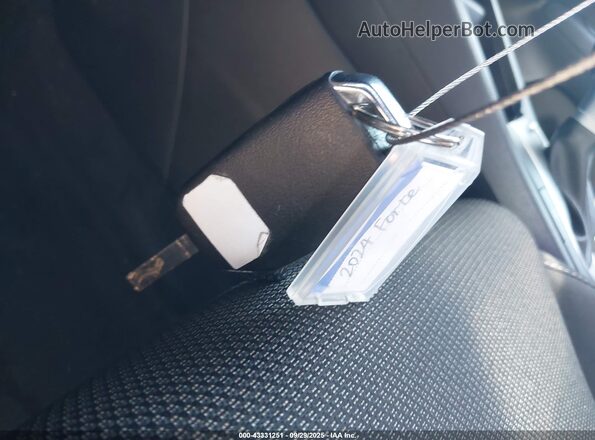 3KPF24AD5RE795872 2024 KIA FORTE Blue Առջևի վահանակի տեսք