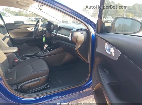 3KPF24AD6PE673132 2023 KIA FORTE Синий Вид салона спереди