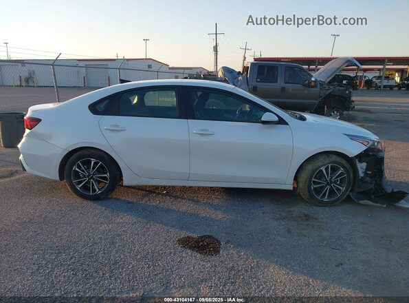 3KPF24AD8RE771260 2024 KIA FORTE White Vista interior trasera