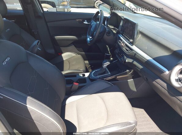 3KPF54AD5PE553670 2023 KIA FORTE White Widok wnętrza z przodu