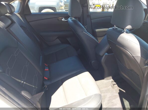 3KPF54AD5PE553670 2023 KIA FORTE White Widok naklejki z numerem VIN