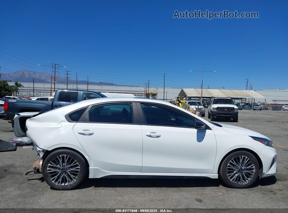 3KPF54AD5PE553670 2023 KIA FORTE White Widok wnętrza 360 stopni