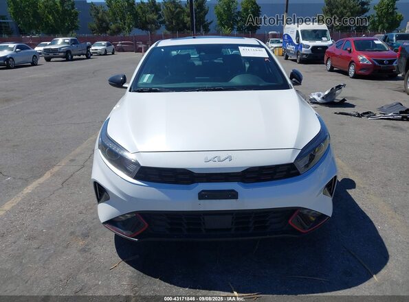 3KPF54AD5PE553670 2023 KIA FORTE White Widok wnętrza z tyłu